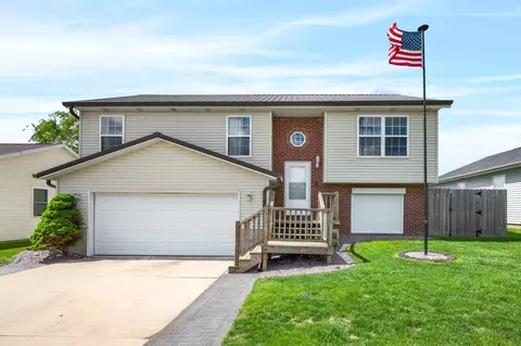 6 Fuller Ct, Bloomington, IL 61705