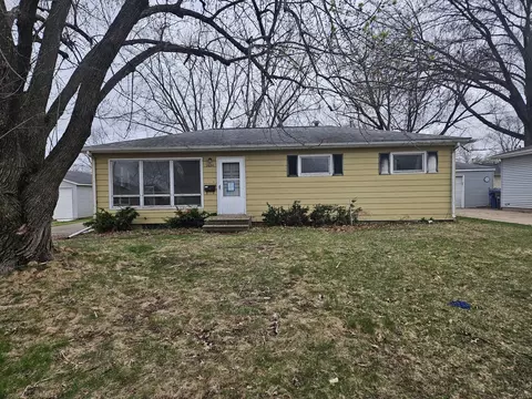 2624 Crestview Dr, Bettendorf, IA 52722