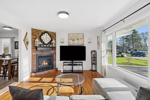 Living - 4709 William St, Mchenry, IL 60051 photo 1 of 3