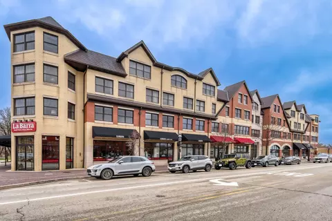 10 E Burlington St #3B, Riverside, IL 60546