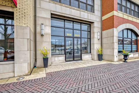 10 E Burlington St #3B, Riverside, IL 60546