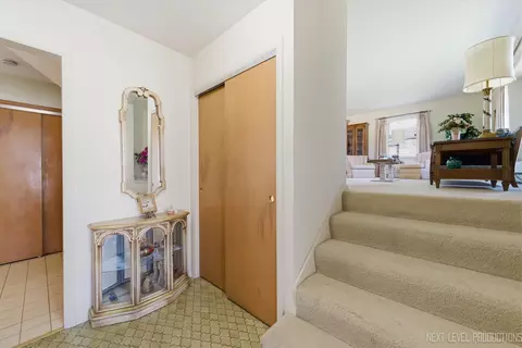 Entry Way - 1575 Lin Lor Ln, Elgin, IL 60123 photo 2 of 2