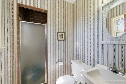 Bath - 1575 Lin Lor Ln, Elgin, IL 60123 photo 3 of 3