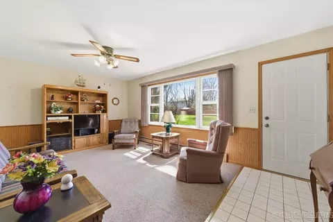 Living - 1575 Lin Lor Ln, Elgin, IL 60123 photo 3 of 3