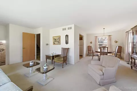 Living - 1575 Lin Lor Ln, Elgin, IL 60123 photo 2 of 3
