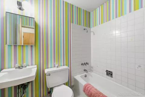 Bath - 1575 Lin Lor Ln, Elgin, IL 60123 photo 2 of 3
