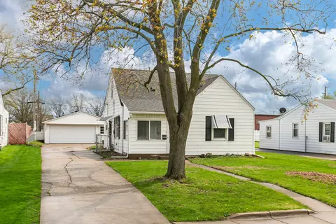 Exterior - 2202 46th St, Moline, IL 61265 photo 2 of 9