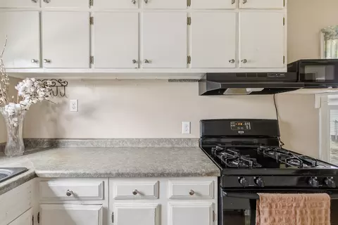 Kitchen - 2202 46th St, Moline, IL 61265 photo 4 of 5