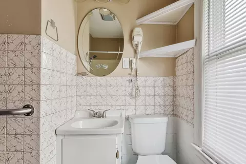 Bath - 2202 46th St, Moline, IL 61265 photo 1 of 2