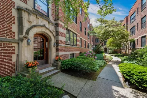 Exterior - 726 Hinman Ave #2E, Evanston, IL 60202 photo 1 of 3