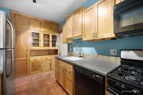 Kitchen - 726 Hinman Ave #2E, Evanston, IL 60202 photo 2 of 3