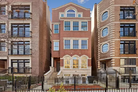 909 W Roscoe St #2, Chicago, IL 60657