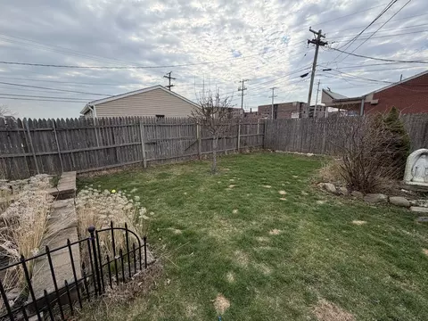 2571 Suffield St, Des Plaines, IL 60016 photo 10