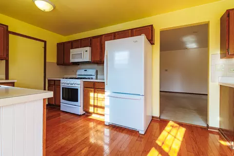 Kitchen - 21200 Silktree Cir #0, Plainfield, IL 60544 photo 2 of 4