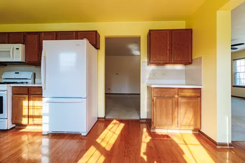 Kitchen - 21200 Silktree Cir #0, Plainfield, IL 60544 photo 4 of 4