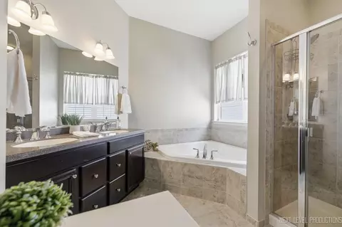 Bath - 3844 Valhalla Dr, Elgin, IL 60124 photo 1 of 3