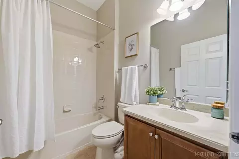 Bath - 3844 Valhalla Dr, Elgin, IL 60124 photo 2 of 3