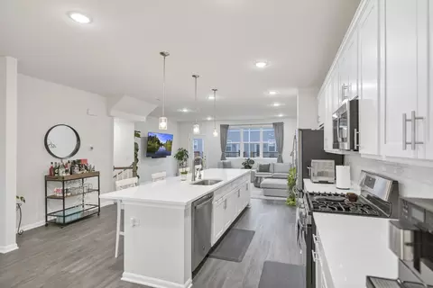 Kitchen - 2720 Lily Ln, Rolling Meadows, IL 60008 photo 3 of 4