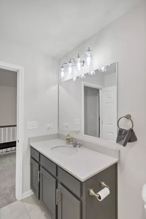 Bath - 2720 Lily Ln, Rolling Meadows, IL 60008 photo 4 of 4