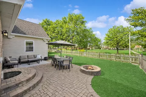 Exterior - 128 Parkview Rd, Glenview, IL 60025 photo 3 of 6