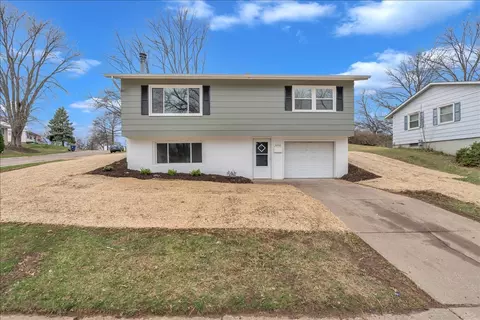 3206 Magnolia Ct, Bettendorf, IA 52722