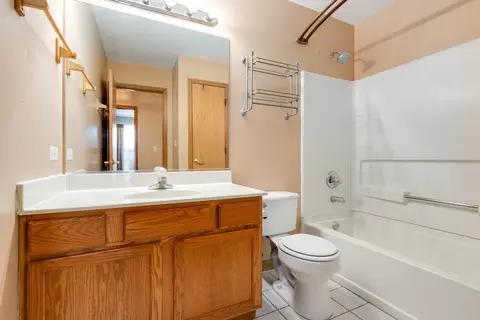 Bath - 7202 Faxton Ln, Plainfield, IL 60586 photo 2 of 3