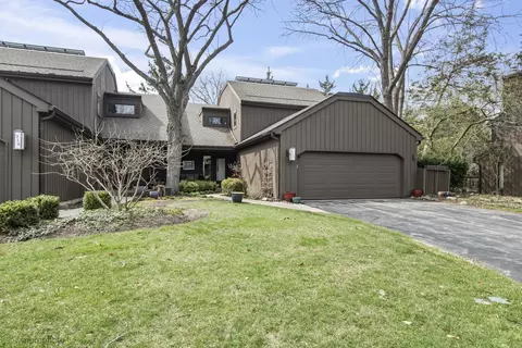 312 Woodview Rd, Lake Barrington, IL 60010