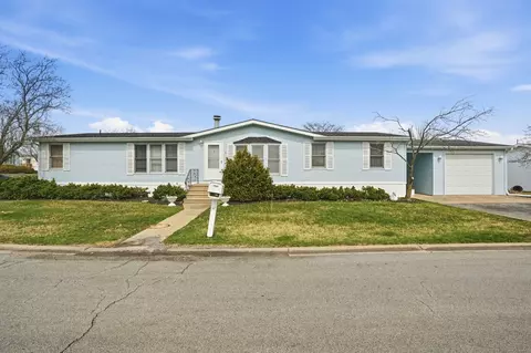 1 Swallow Ln, Beecher, IL 60401