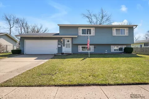 819 Dartmoor Dr, Crystal Lake, IL 60014