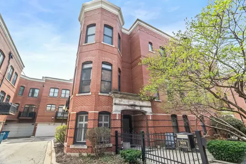909 W Village Ct, Chicago, IL 60608