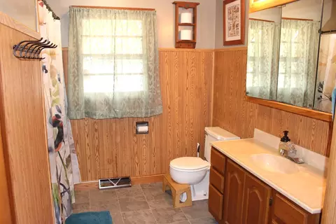 Bath - 8 Edgelea Cir, Clinton, IL 61727 photo 1 of 2