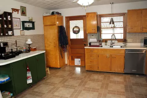 Kitchen - 8 Edgelea Cir, Clinton, IL 61727 photo 2 of 4
