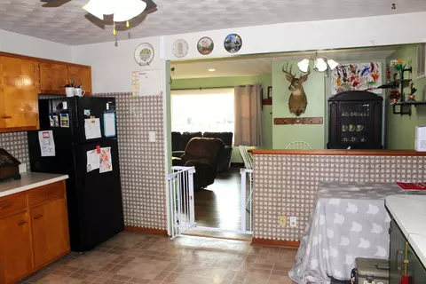 Kitchen - 8 Edgelea Cir, Clinton, IL 61727 photo 3 of 4