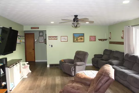 Living - 8 Edgelea Cir, Clinton, IL 61727 photo 1 of 2