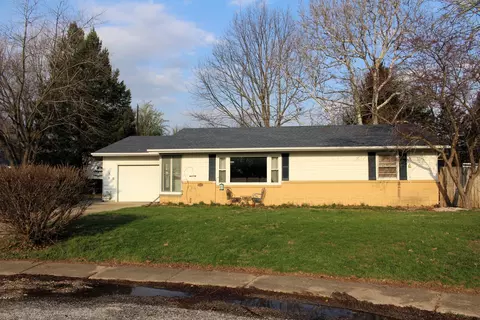 8 Edgelea Cir, Clinton, IL 61727