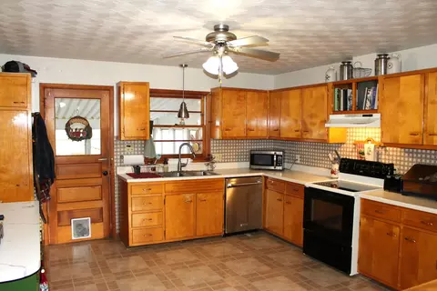 Kitchen - 8 Edgelea Cir, Clinton, IL 61727 photo 1 of 4