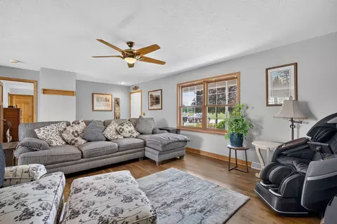 Living - 3365 N School Dr, Morris, IL 60450 photo 2 of 5