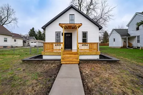 1022 W Taylor St, Bloomington, IL 61701