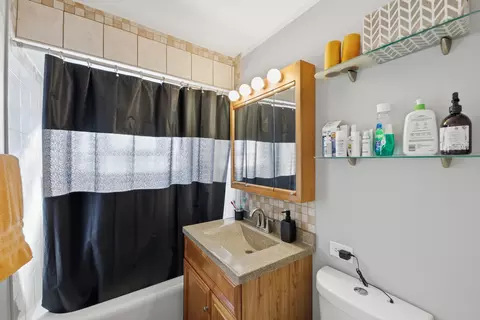 Bath - 6558 S Karlov Ave, Chicago, IL 60629 photo 3 of 3
