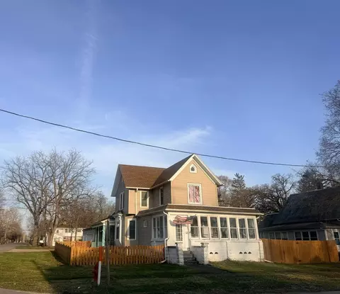 145 N 4th St, Capron, IL 61012