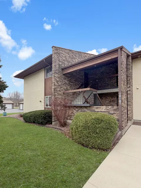 1801 S Yellow Creek Ct #A1, Freeport, IL 61032