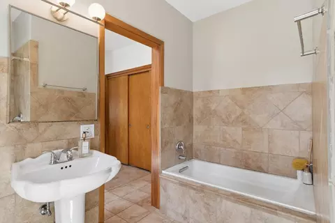 Bath - 615 Robin Rdg, Elgin, IL 60123 photo 2 of 3