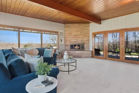 Living - 615 Robin Rdg, Elgin, IL 60123 photo 5 of 5