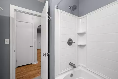 Bath - 925 12th Ave, Moline, IL 61265 photo 2 of 3