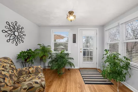 Entry Way - 925 12th Ave, Moline, IL 61265 photo 2 of 4