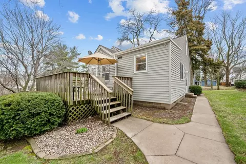 Exterior - 925 12th Ave, Moline, IL 61265 photo 3 of 7