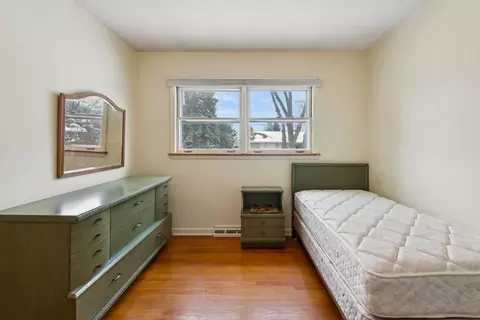 Bedroom - 310 Harvard St, Des Plaines, IL 60016 photo 3 of 3