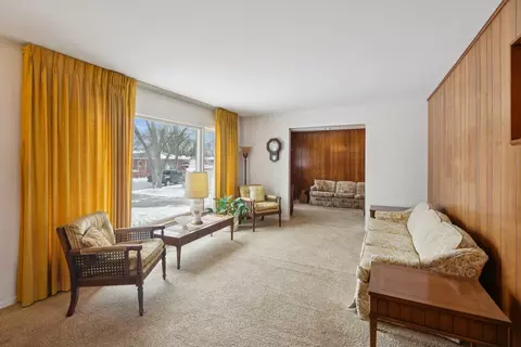 Living - 310 Harvard St, Des Plaines, IL 60016 photo 2 of 3