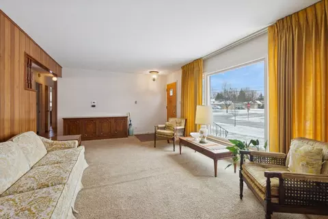 Living - 310 Harvard St, Des Plaines, IL 60016 photo 1 of 3