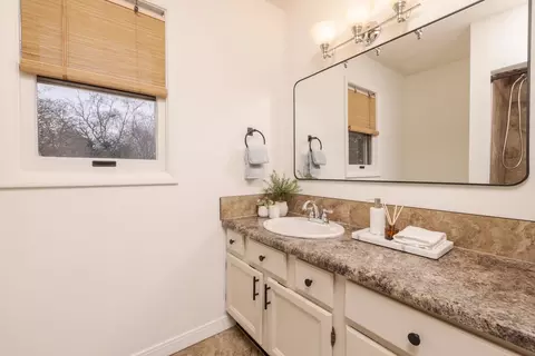Bath - 1810 Hoover Dr, Normal, IL 61761 photo 3 of 5